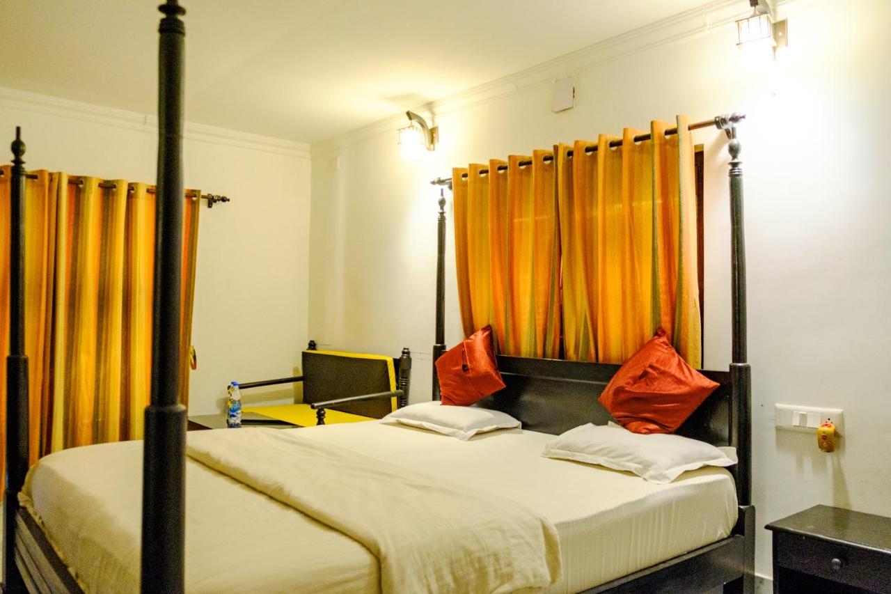 Raktokorobi Karu Gram Hotel Sri Niketan ภายนอก รูปภาพ