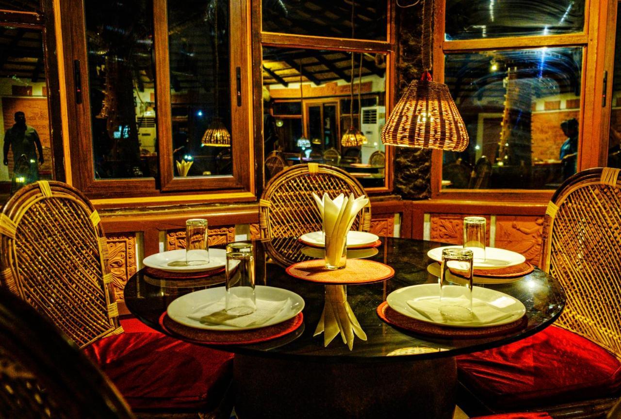 Raktokorobi Karu Gram Hotel Sri Niketan ภายนอก รูปภาพ