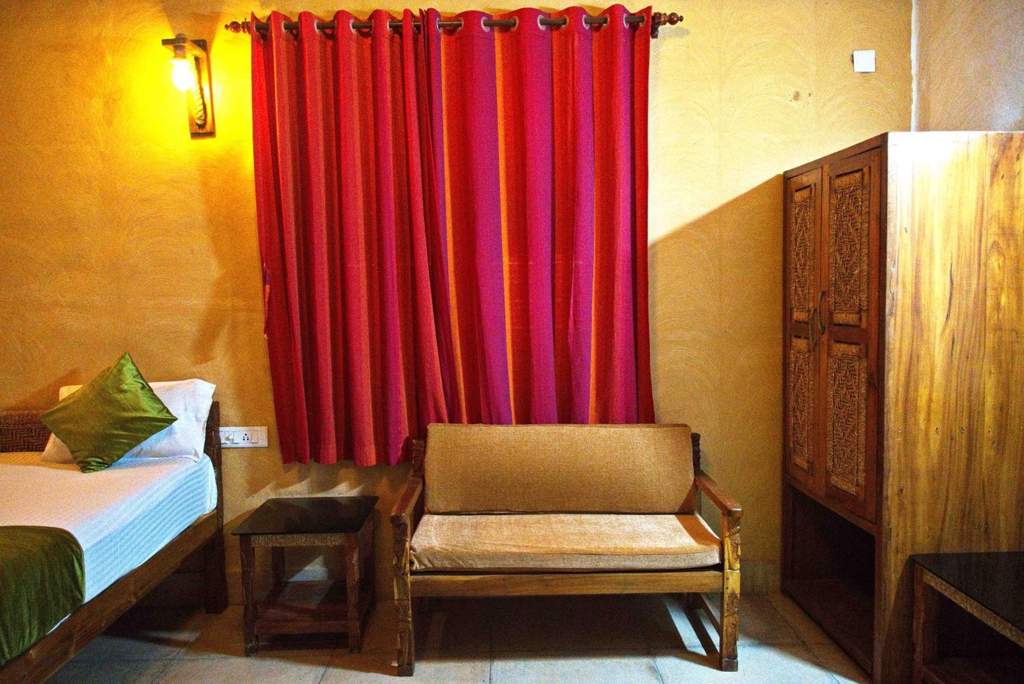 Raktokorobi Karu Gram Hotel Sri Niketan ภายนอก รูปภาพ