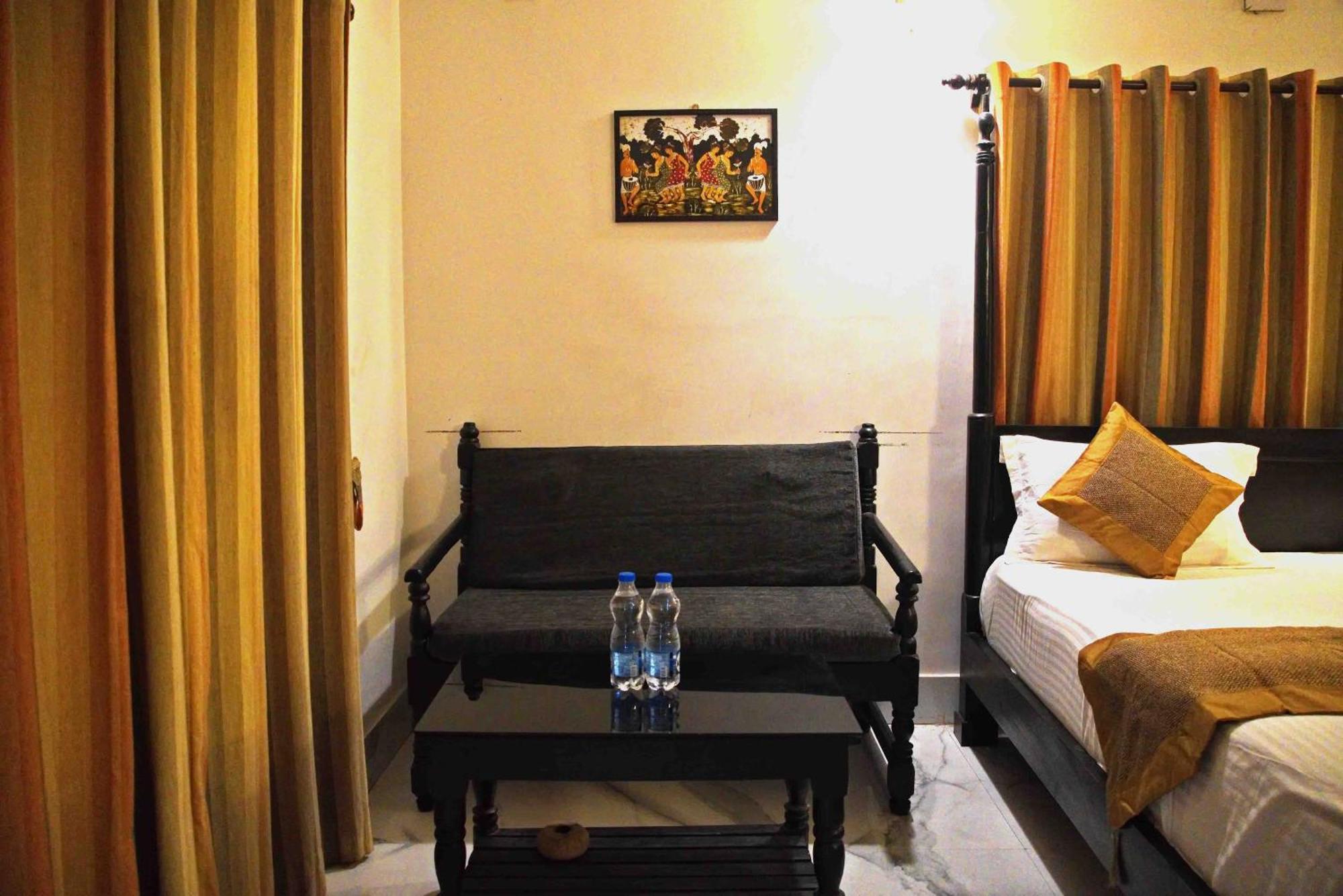 Raktokorobi Karu Gram Hotel Sri Niketan ภายนอก รูปภาพ